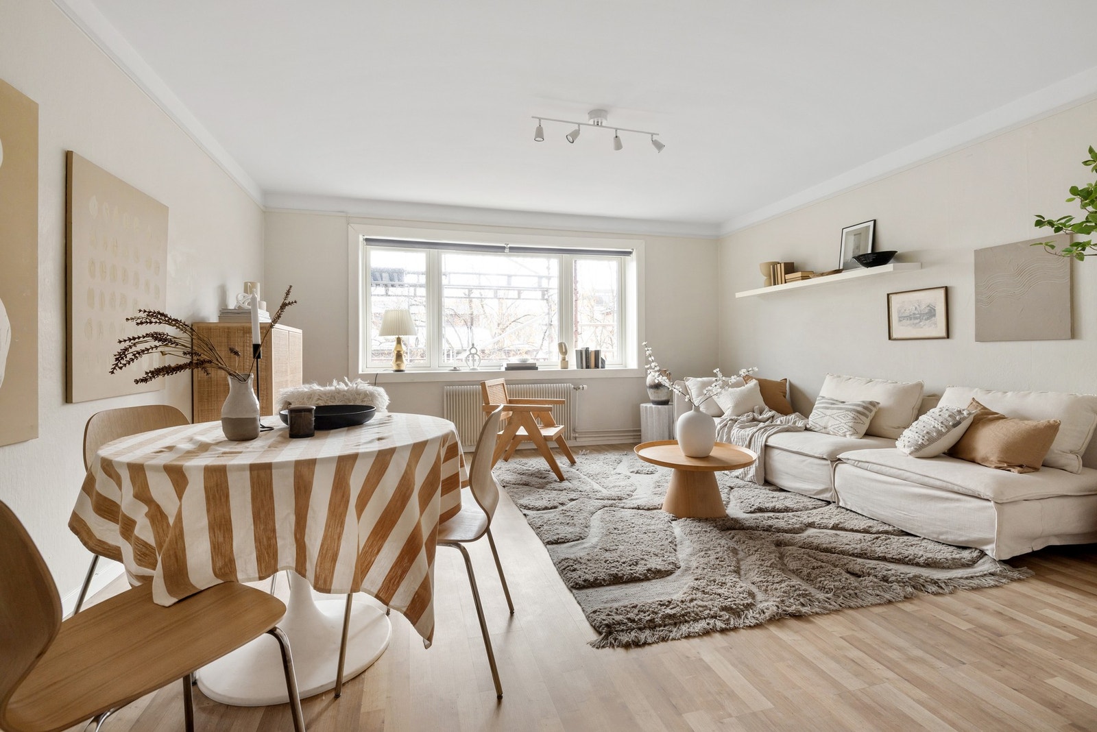 Stuen har store vindusflater som slipper inn rikelig med naturlig lys og gir en behagelig atmosfære. Galleribilde