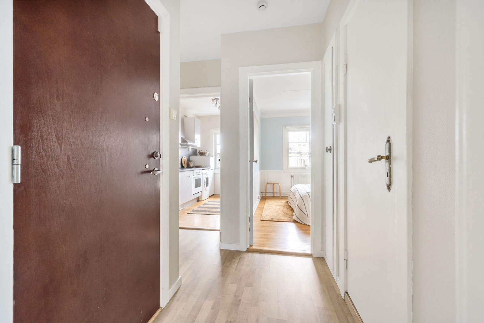 Entréen fremstår som romslig rom med plass til å ta imot gjester på en god måte. Galleribilde