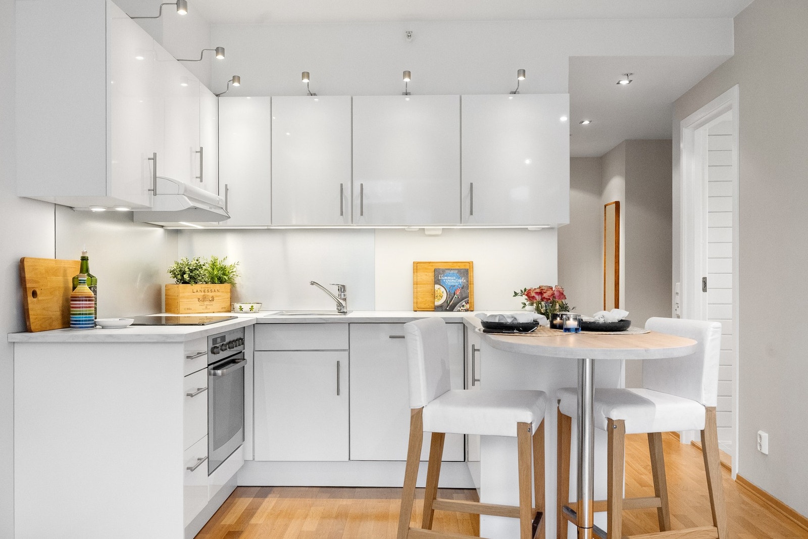 Kjøkkenet er godt utrustet med hvitevarer levert av Whirlpool. Galleribilde