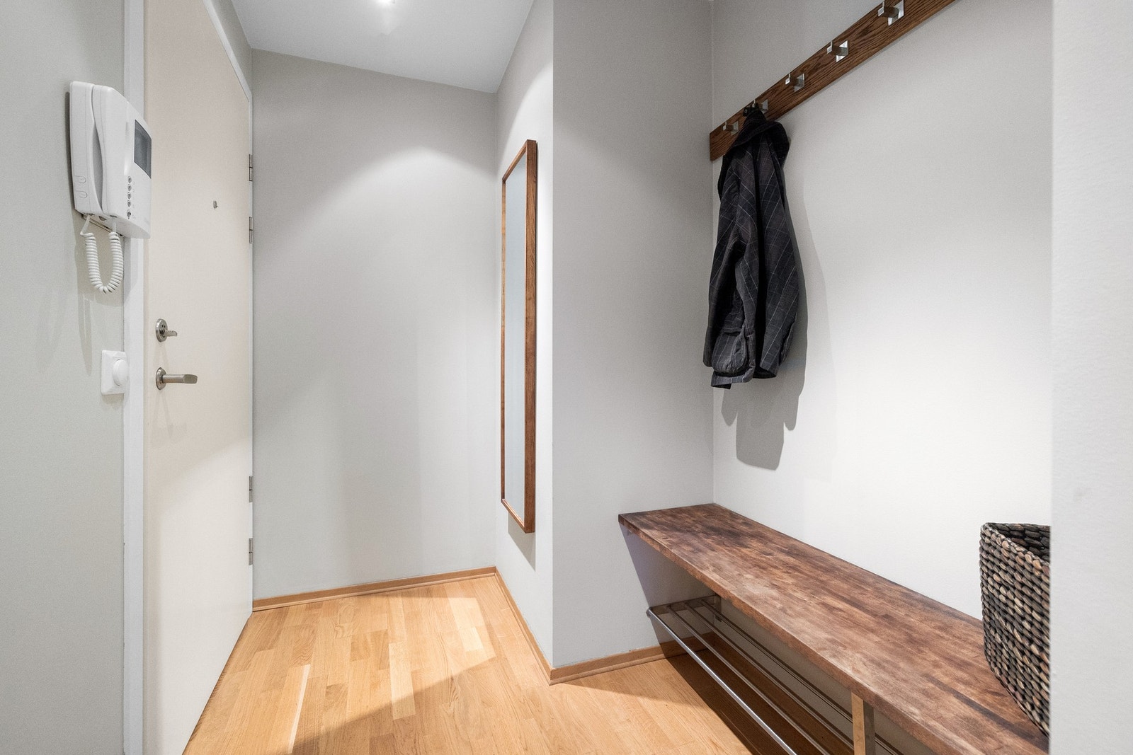 I en egen nisje er det etablert oppheng for yttertøy og plass til sko, og nisjen gir samtidig muligheter for montering av en skyvedørsgarderobe dersom man ønsker mer skjult oppbevaring. Galleribilde