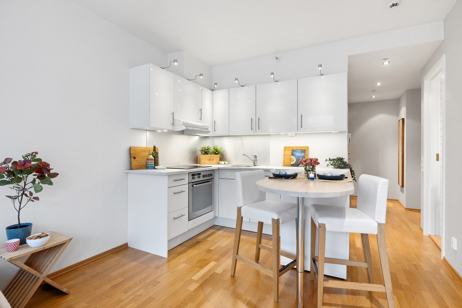 Kjøkkenet har gode oppbevaringsmuligheter og godt med benkeplass, og ligger i åpen løsning mot stuen. Galleribilde