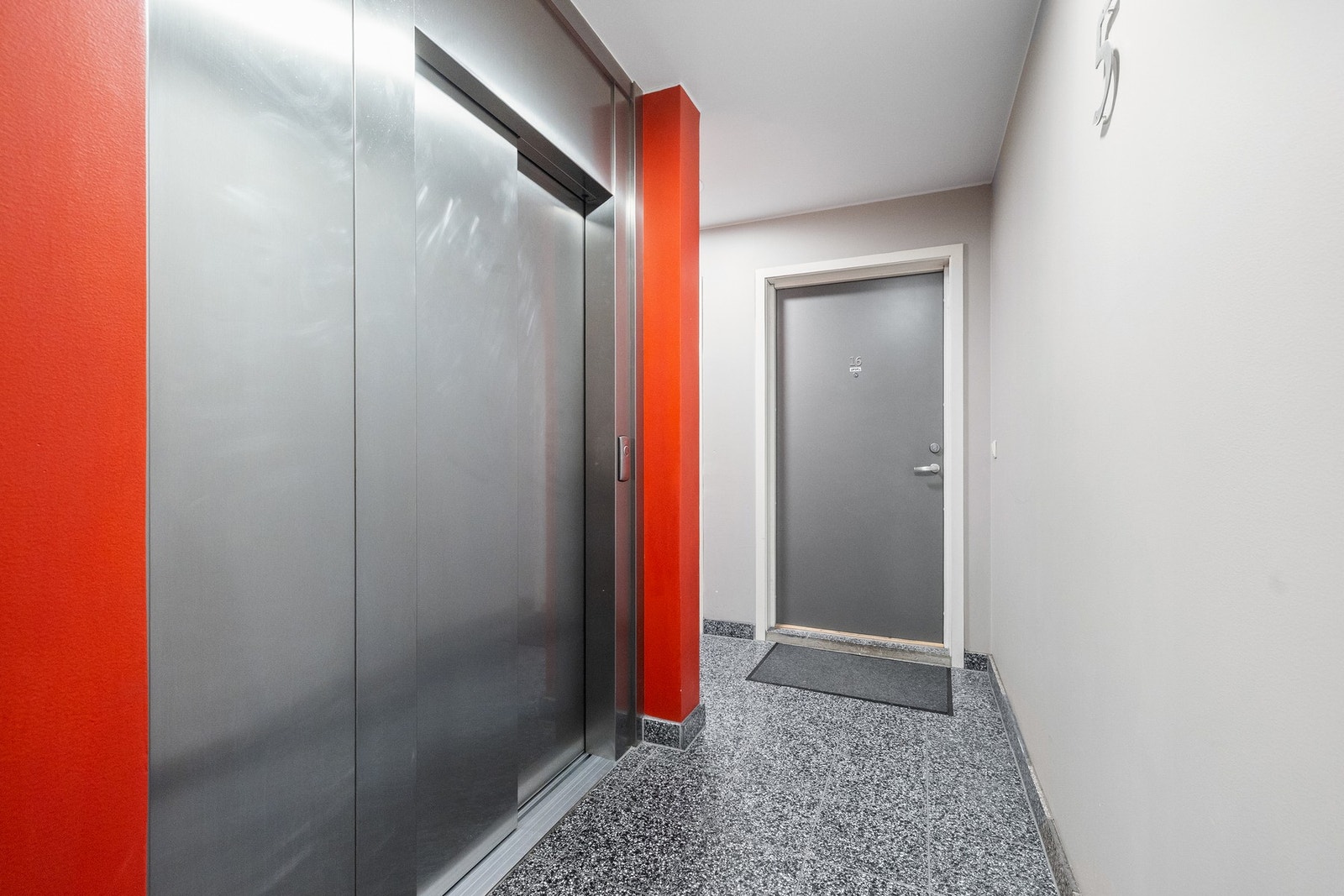 Boligen er fint plassert i byggets femte etasje, med adkomst via felles trappeoppgang med heis. Galleribilde