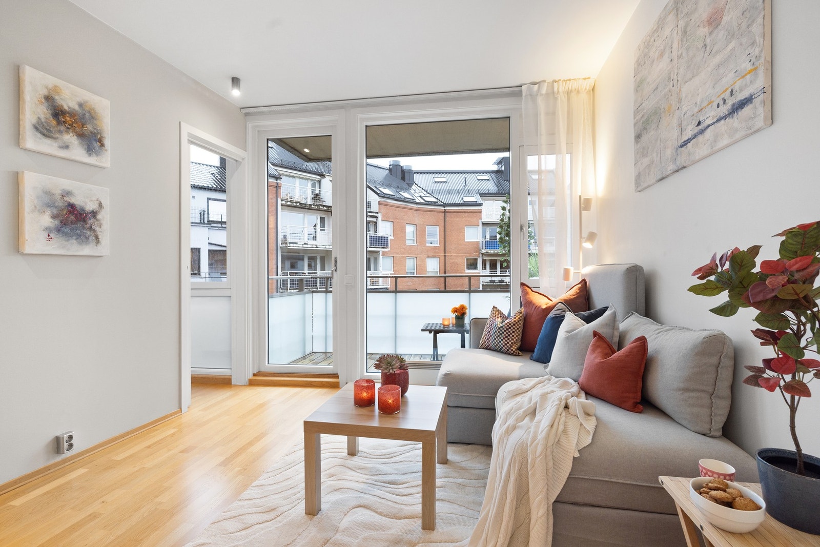 Stuen har store vindusflater som gir gode lysforhold og en åpen forbindelse mot kjøkkenet. Galleribilde