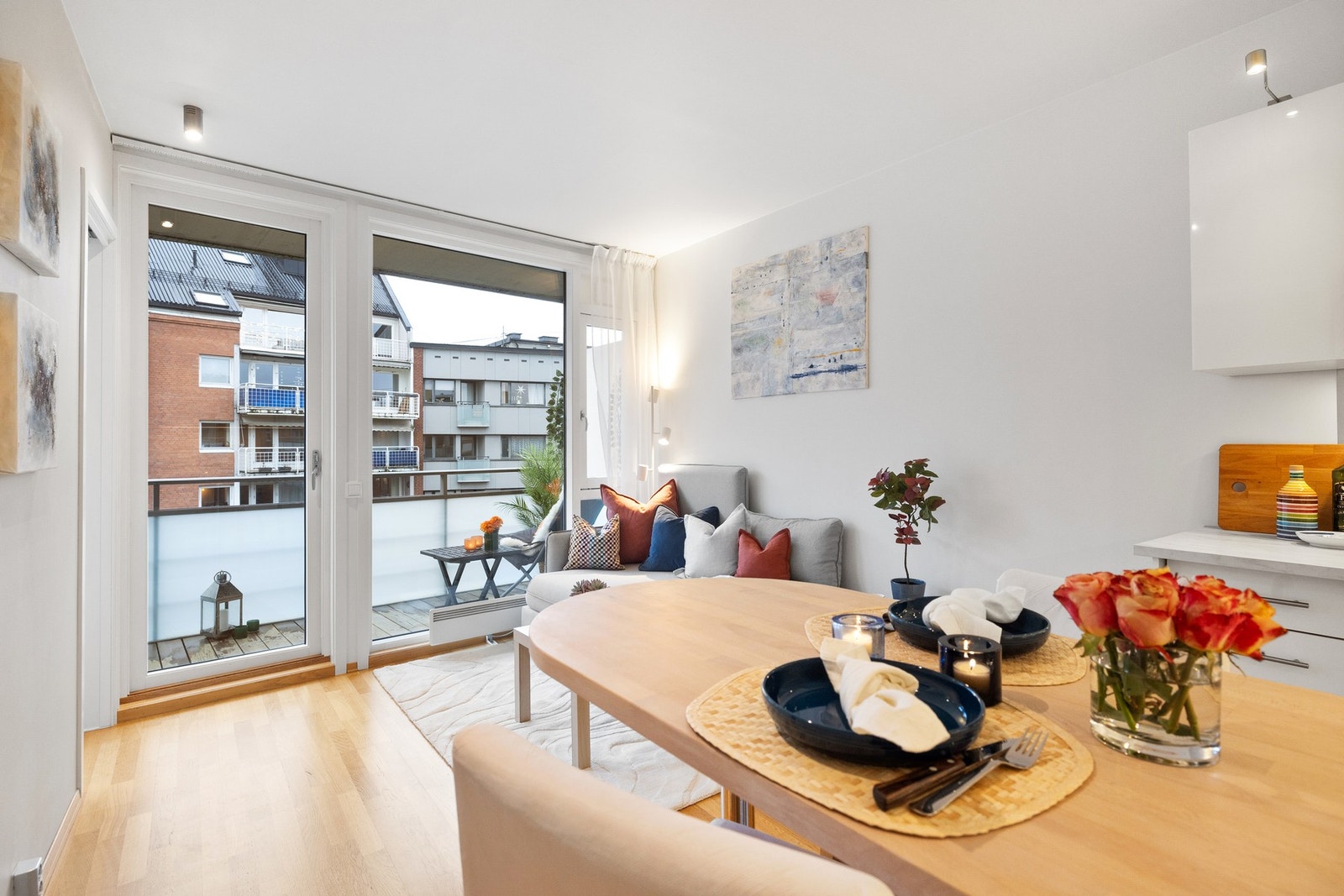 I praktisk forlengelse av kjøkkeninnredningen har man en barløsning som fungerer som spiseplass. Galleribilde