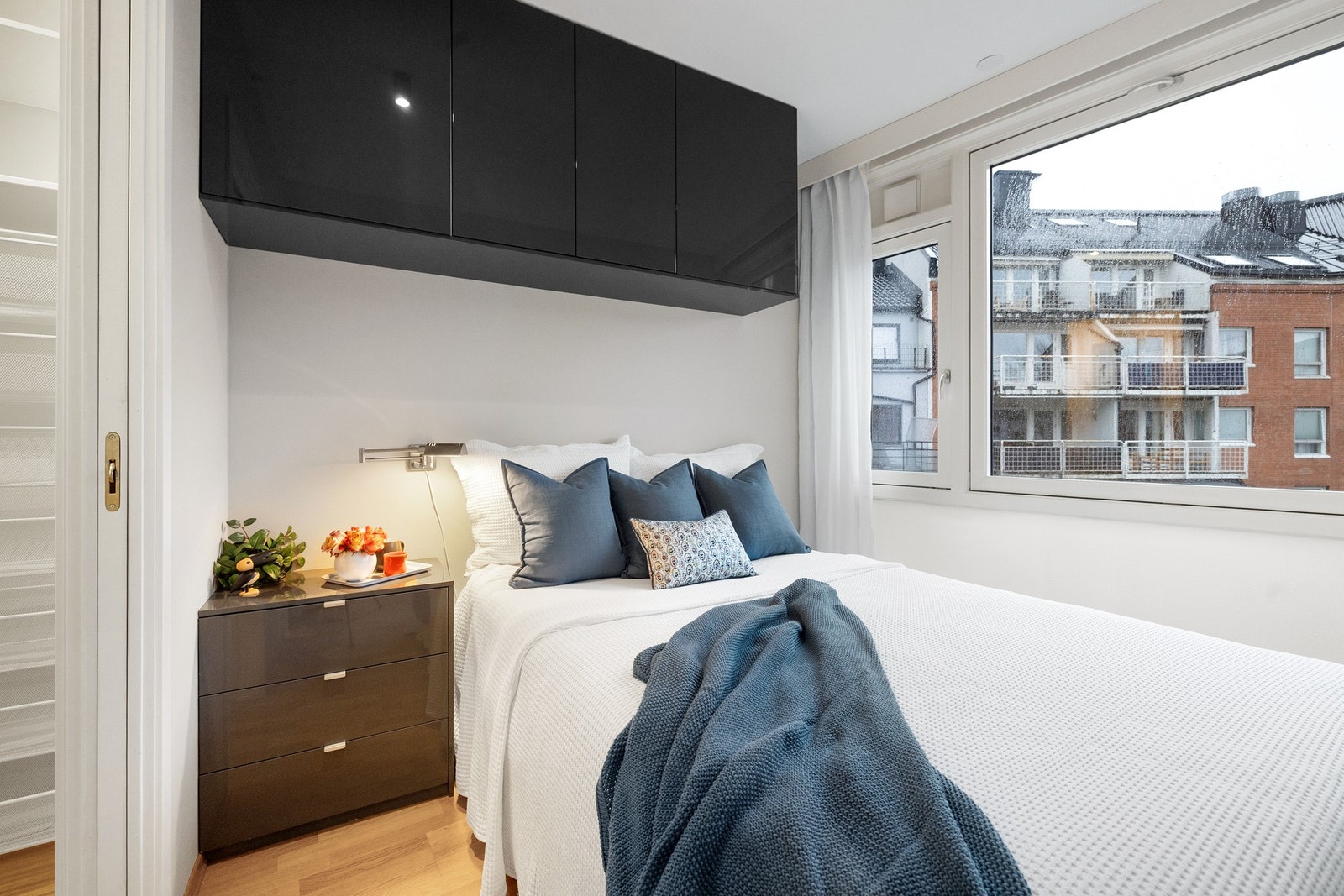 Soverommet har plass til dobbeltseng med nattbord på hver side. Galleribilde