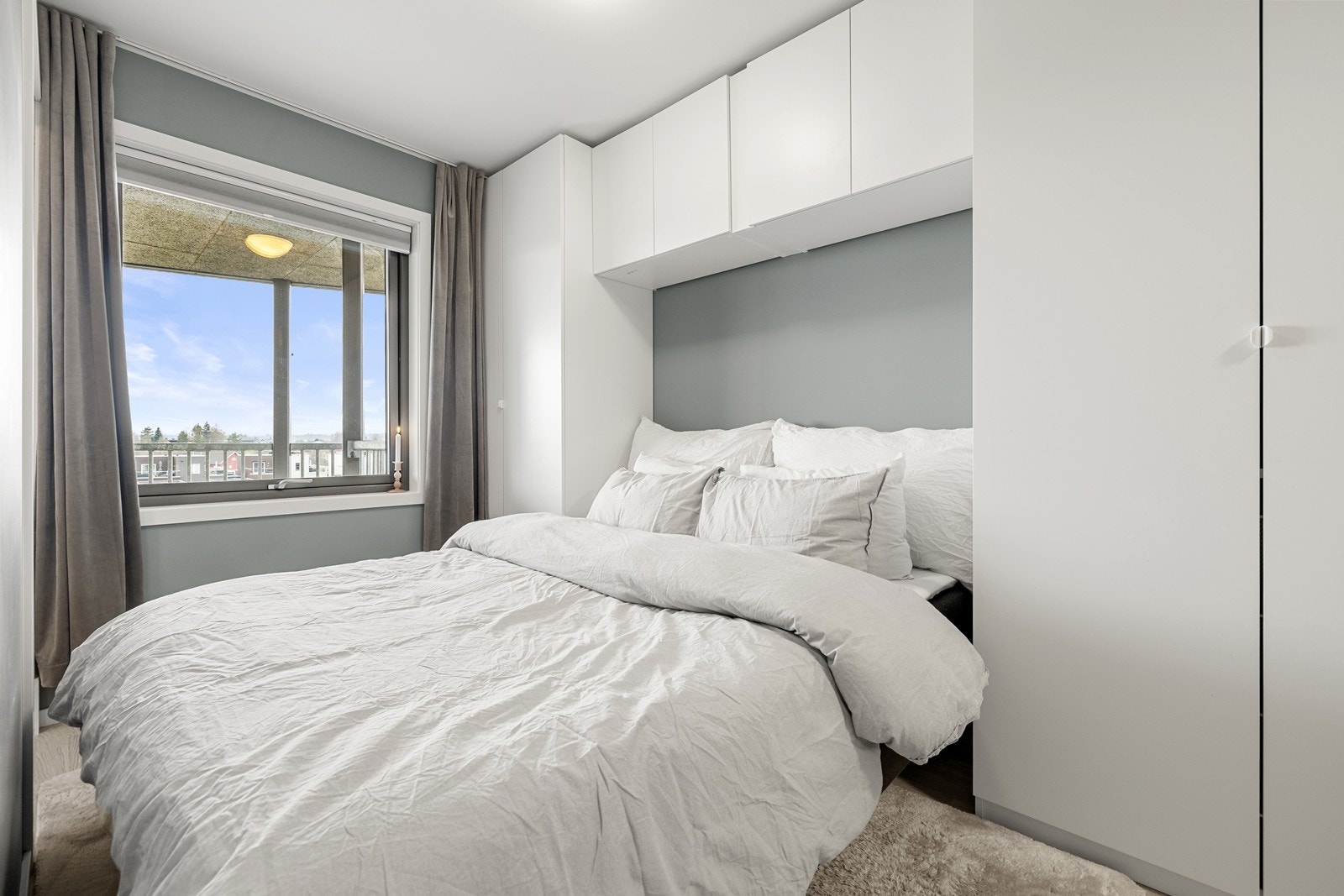 Leiligheten har et lyst og romslig soverom. Soverommet ligger skjermet fra oppholdsrommene og har plass til både seng og annet møblement. Galleribilde