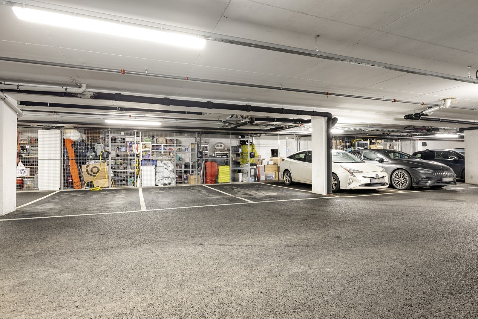 Det medfølger en parkeringsplass (plass nr 4) og en bod på 5 m² i felles anlegg i kjelleren. Galleribilde