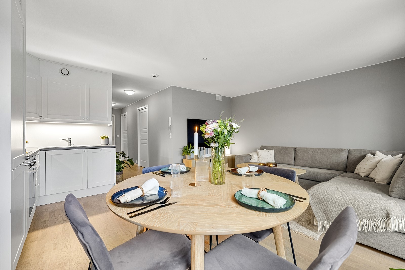 Den åpne planløsningen legger til rette for sosialt samvær under matlagingen. Galleribilde