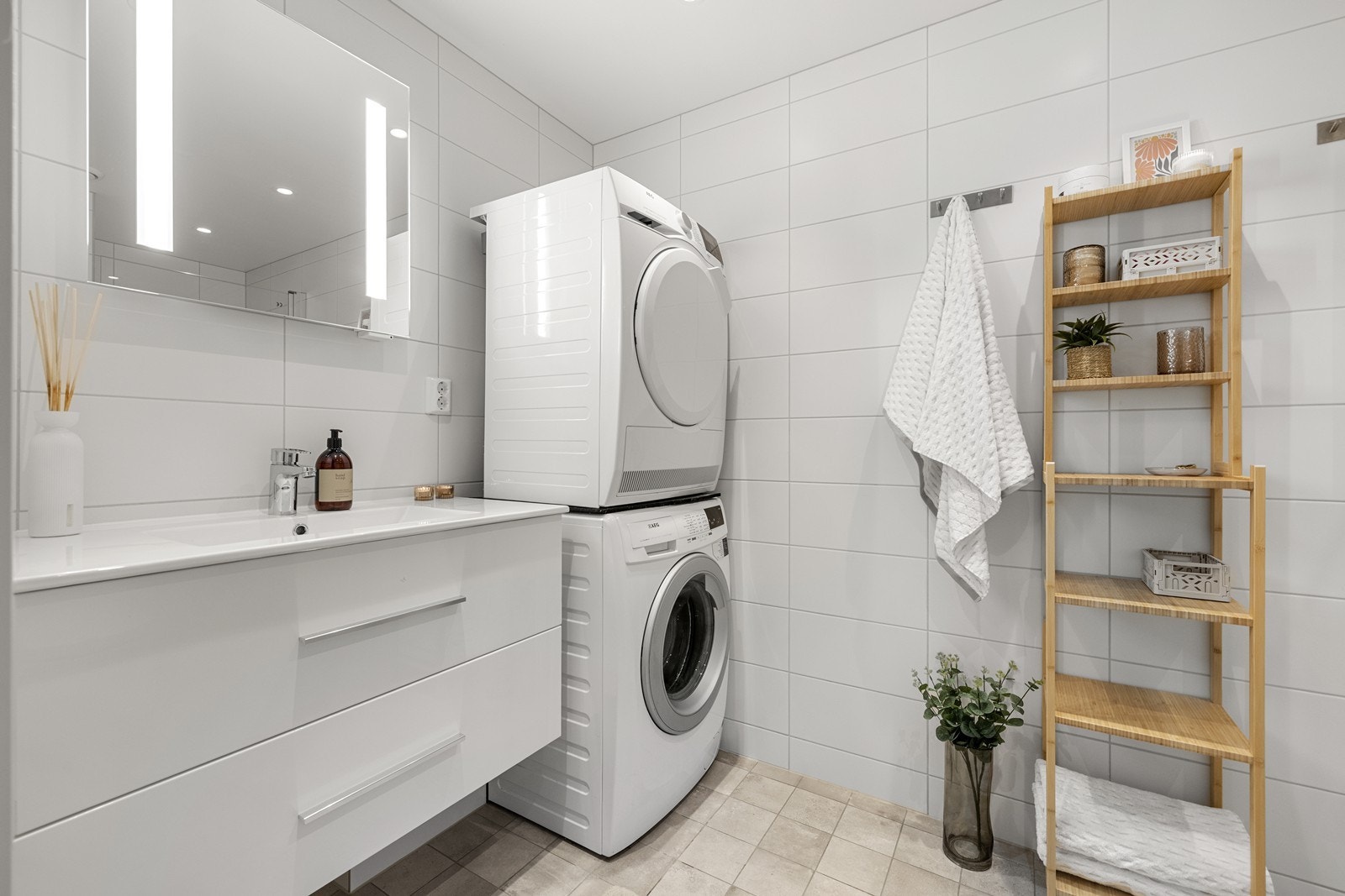 Delikat flislagt prefabrikkert baderomskabin fra 2023 med vannbåren gulvvarme og downlights i himling. Galleribilde