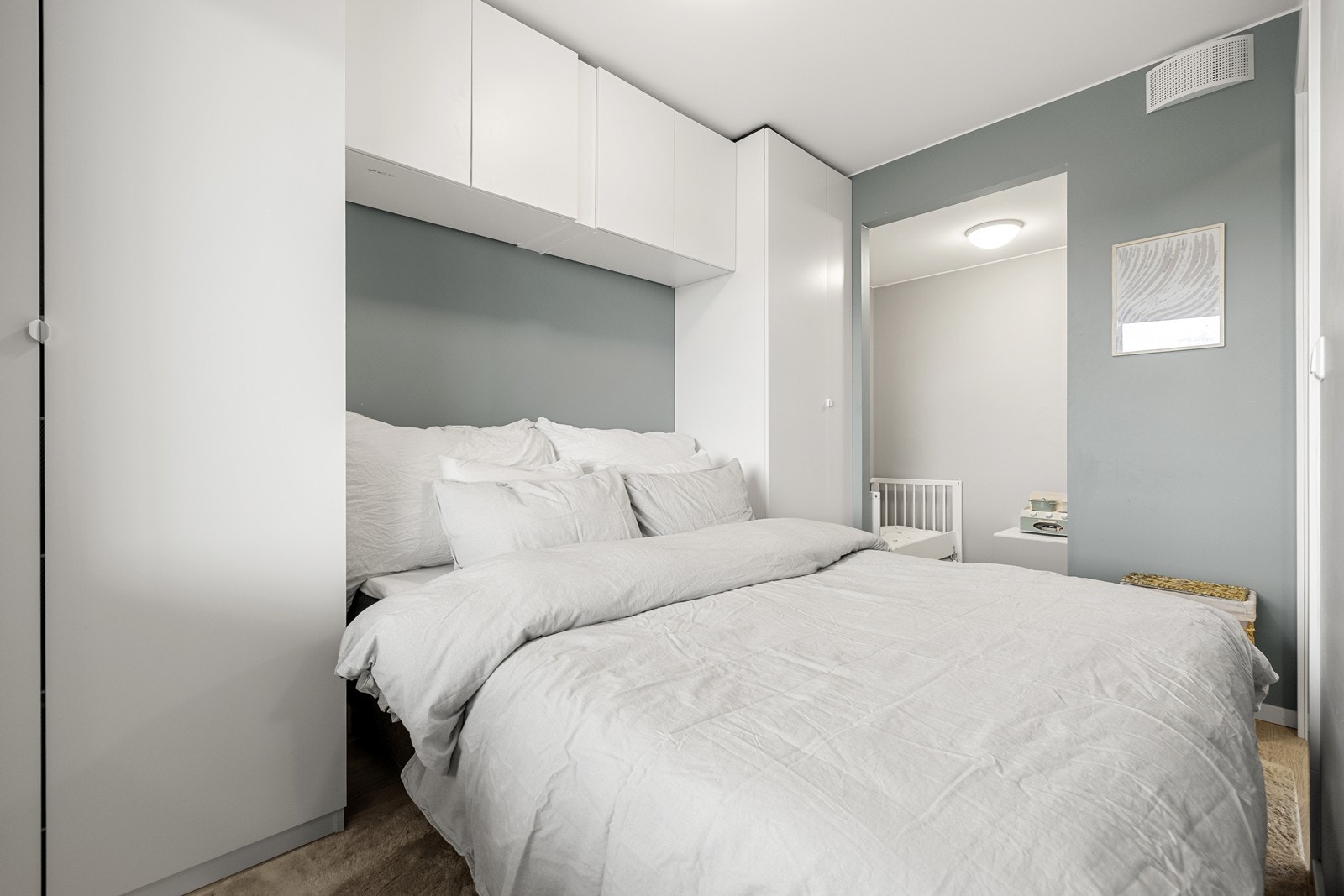 Det har en fleksibel løsning med to innganger og plassbesparende skyvedører. I tilknytning soverommet er det et praktisk garderoberom med god plass til oppbevaring. Galleribilde