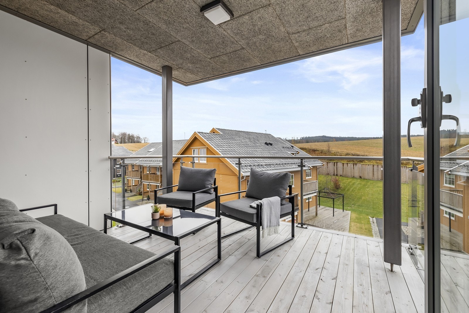 Fra stuen er det utgang til en herlig sydvendt balkong på 10 m². Balkonggulvet er av impregnert trevirke, og rekkverket i stål og glass gir et åpent preg. Galleribilde