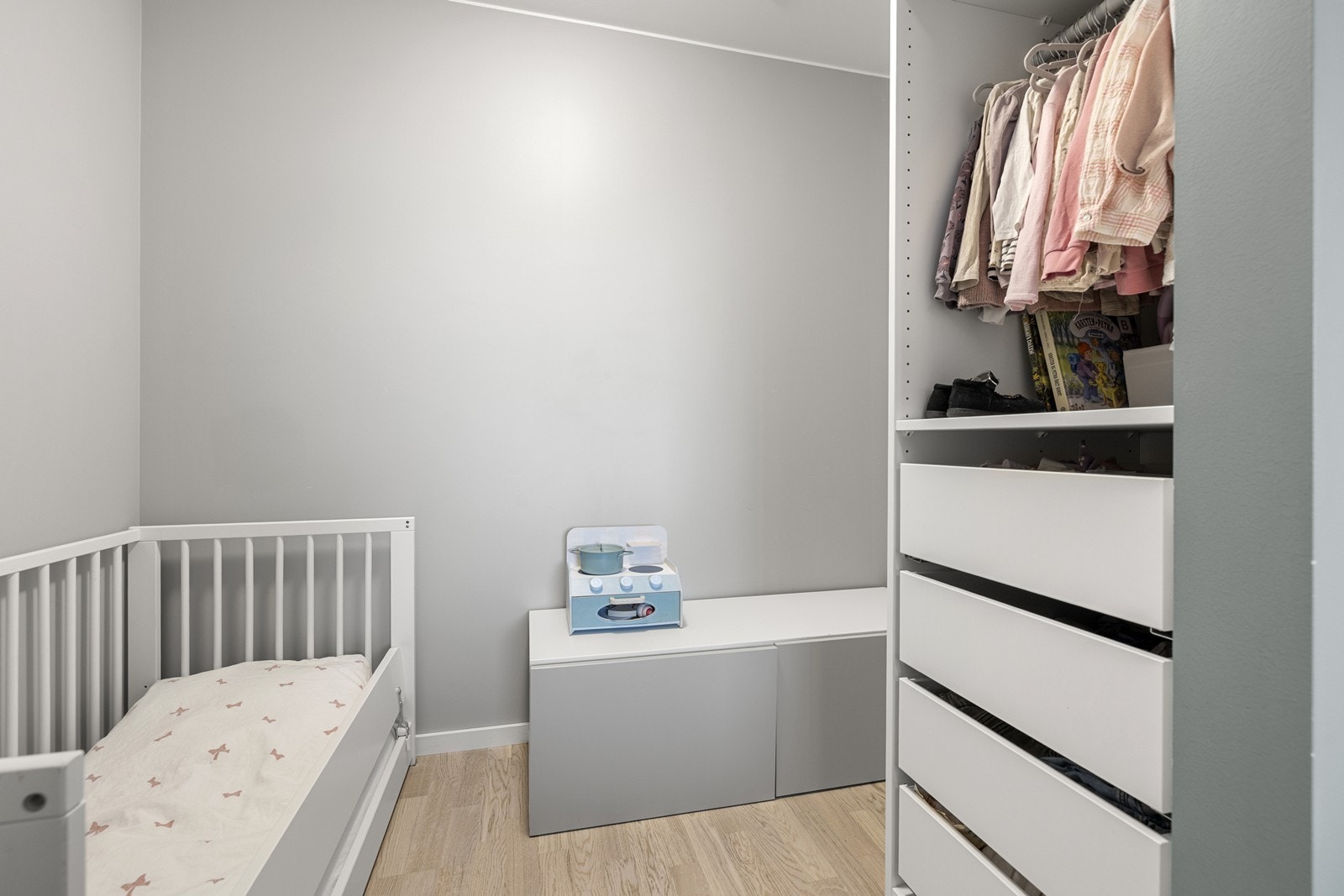 Garderoben gir god oppbevaringsplass og kan tilpasses ulike behov. Galleribilde