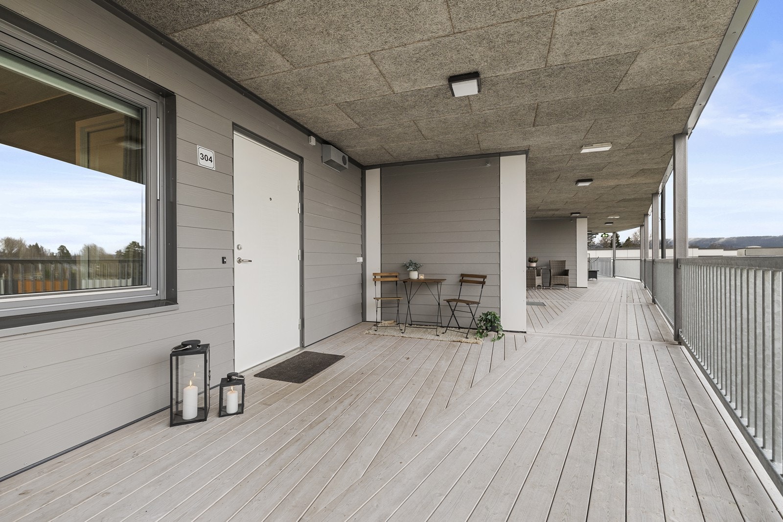 Leiligheten har adkomst via en overbygget svalgang, med heis i bygget. Galleribilde