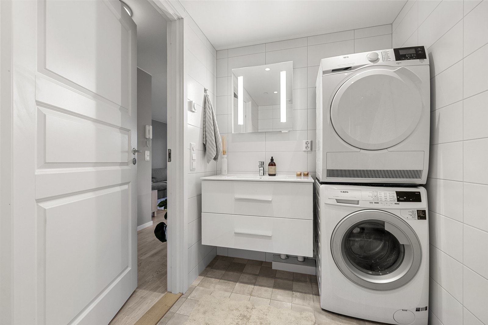 Det er opplegg for og plass til vaskemaskin og kondenstørketrommel oppå hverandre. Galleribilde