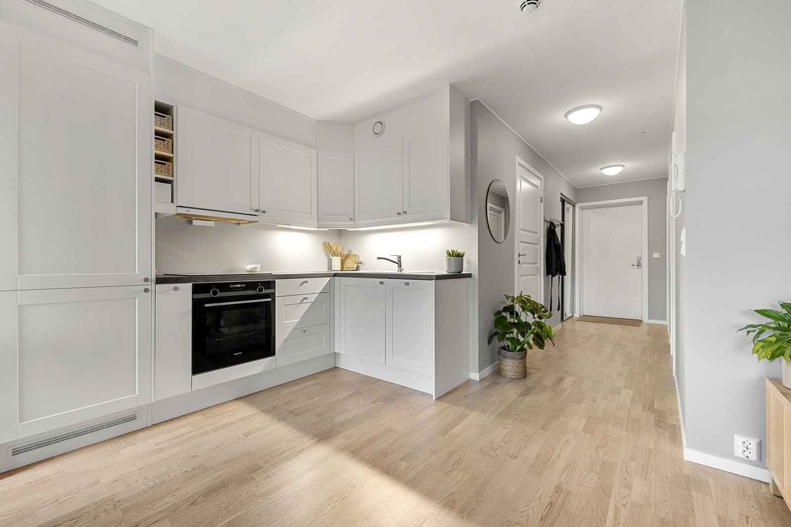 Kjøkkenet er praktisk plassert i tilknytning til entréen for enkel adkomst. Galleribilde