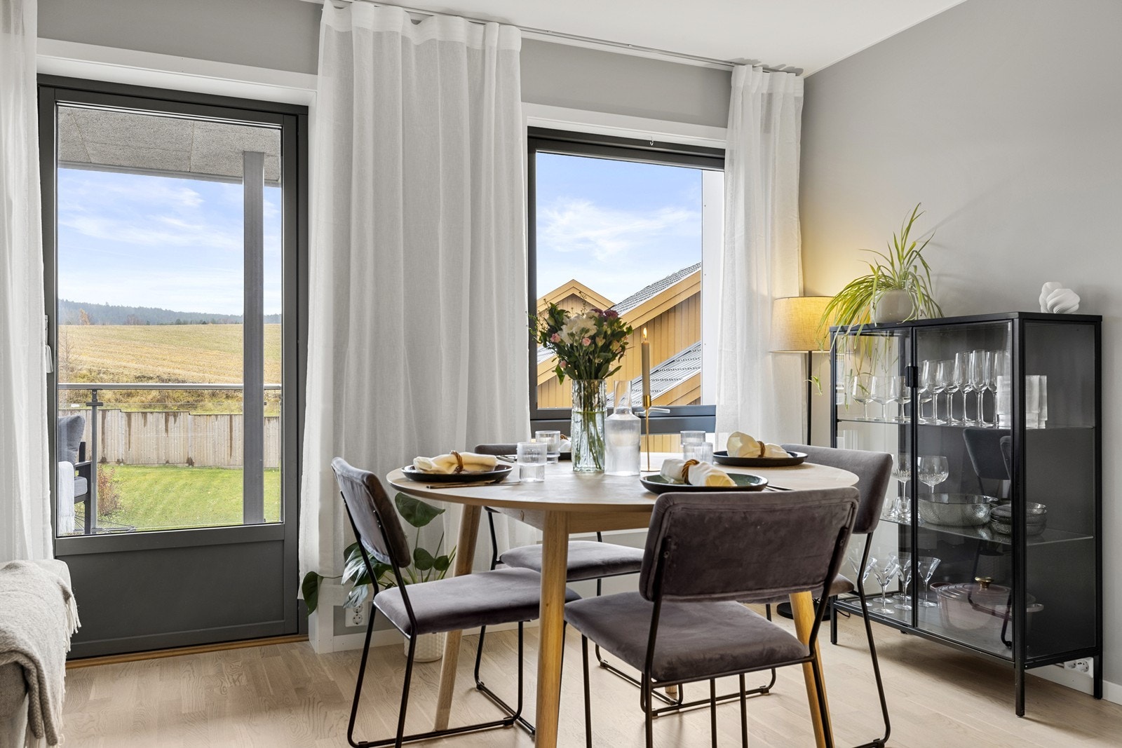 Spiseplassen er en naturlig del av allrommet med nærhet til både kjøkken og balkong. Galleribilde