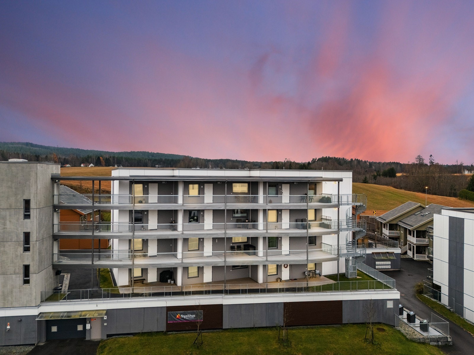 Leiligheten ligger i et bygg fra 2023 i et nyetablert boligområde i Sørumsand. Galleribilde