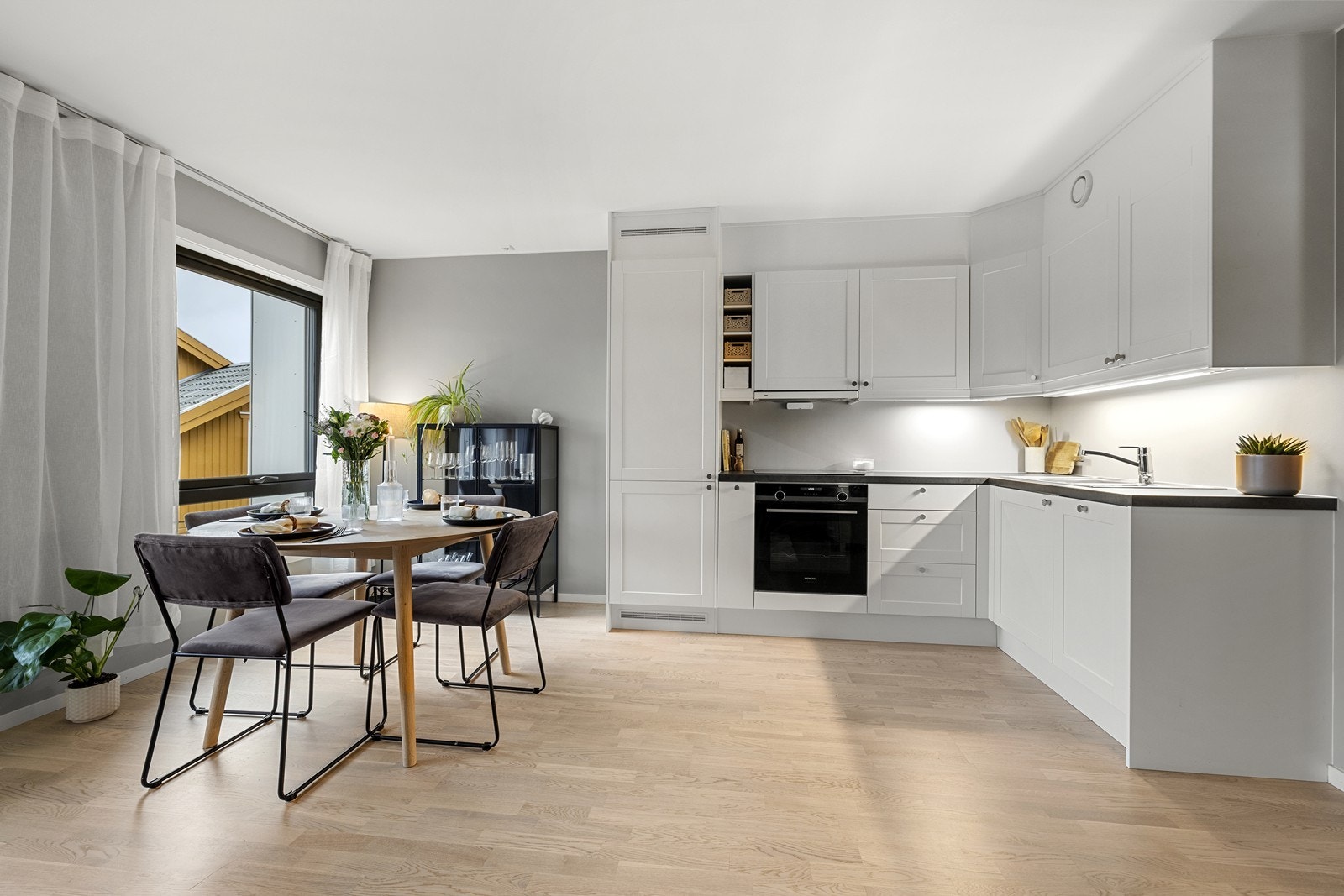 Moderne og lekkert kjøkken med profilerte fronter, laminat benkeplate og god benkeplass. Galleribilde