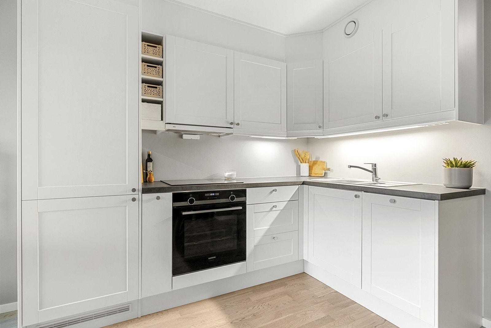 Integrerte hvitevarer inkluderer induksjonstopp, stekeovn og oppvaskmaskin. Det er montert automatisk vannstopper og komfyrvakt. Galleribilde