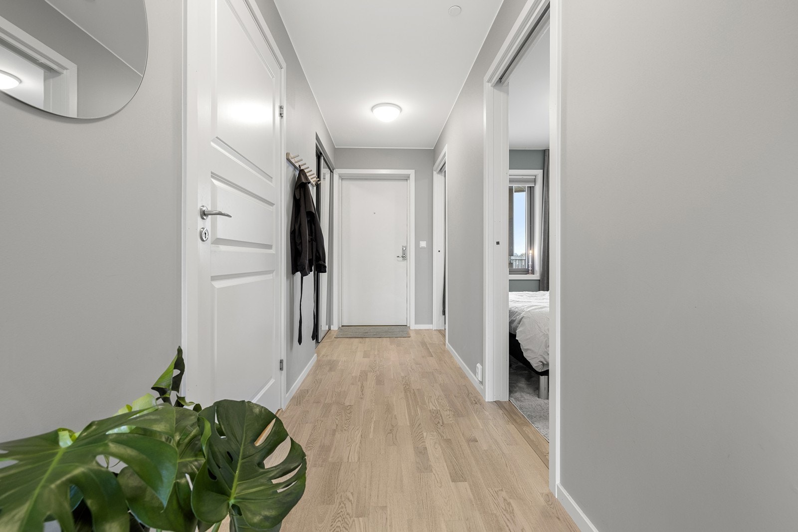 Entréen har plass til oppheng av yttertøy og binder leiligheten sammen. Galleribilde