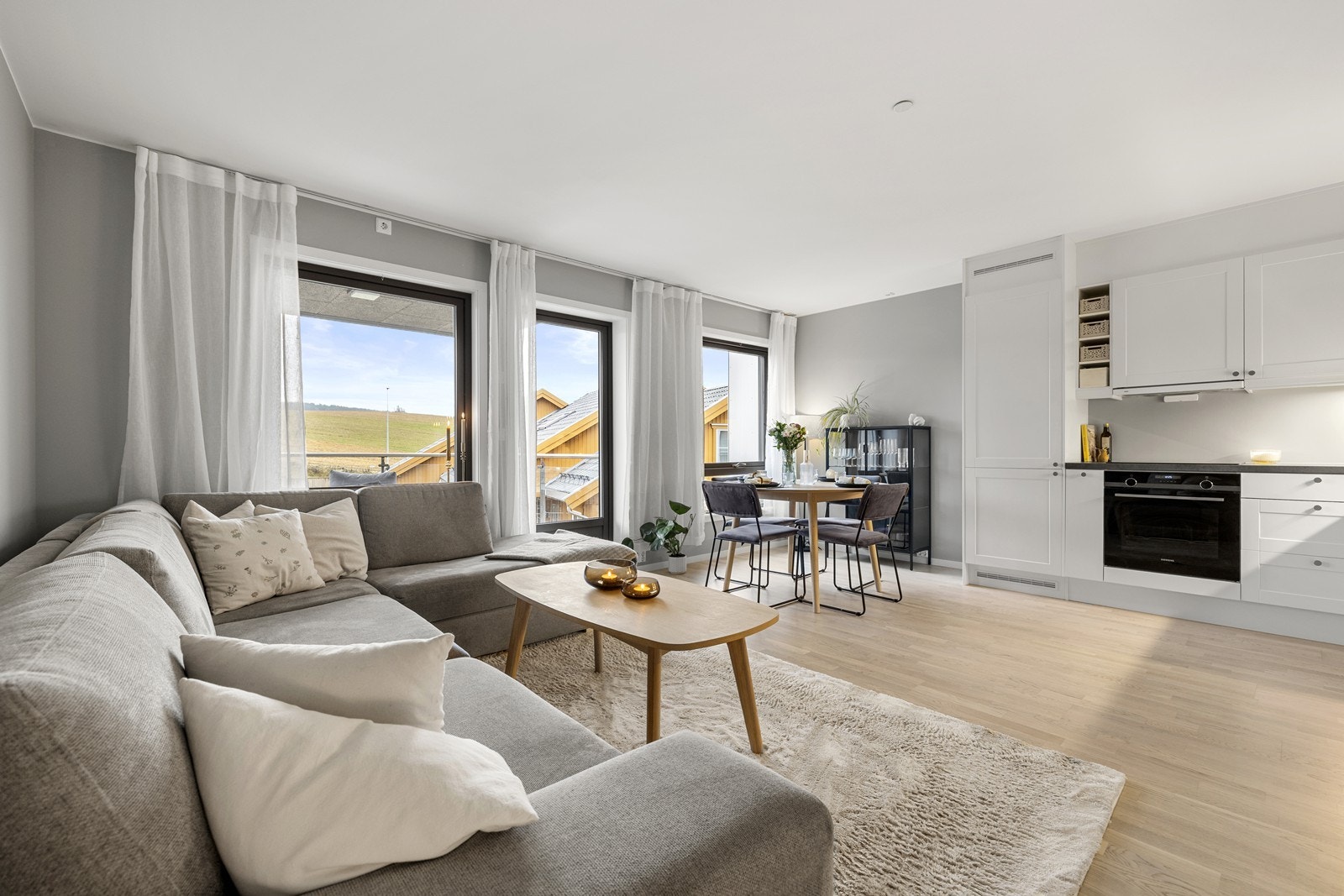 Lys og luftig stue i åpen løsning med kjøkkenet. Galleribilde