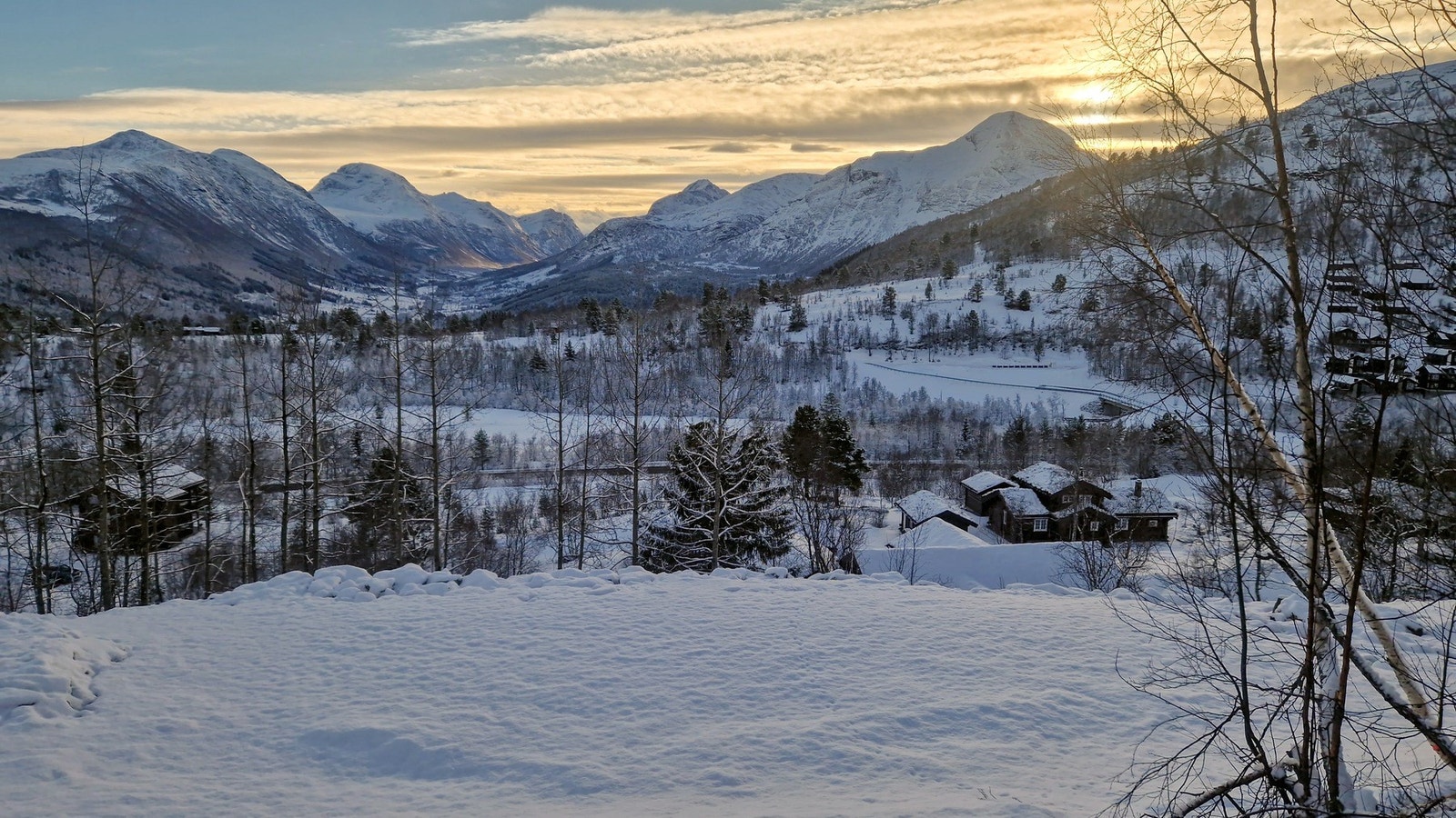 Vinterbilde av tomten, med utsikt mot Strandadalen Galleribilde