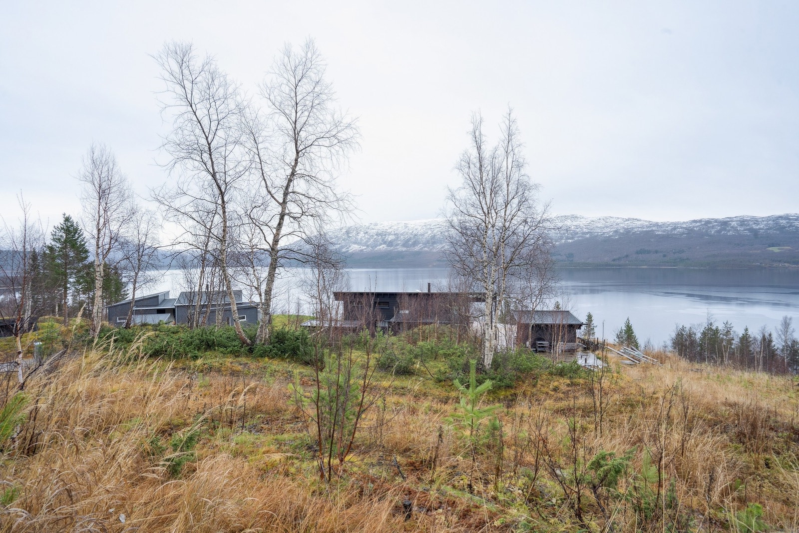 Utsikt fra hytta mot lille Rostavatn og omkringliggende natur! Galleribilde