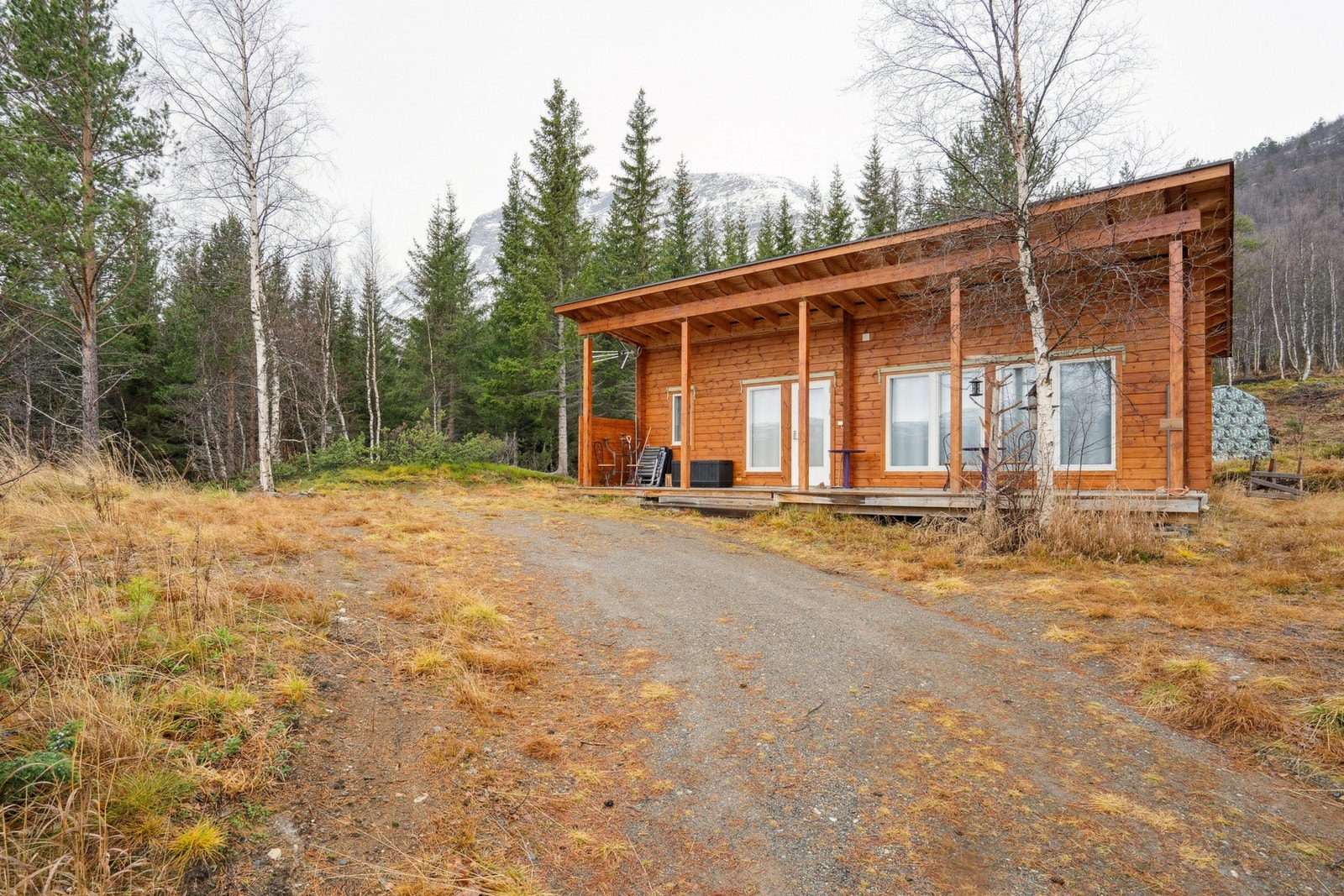 Det er bilvei helt frem til hytta og biloppstillingsplass til flere biler! Galleribilde