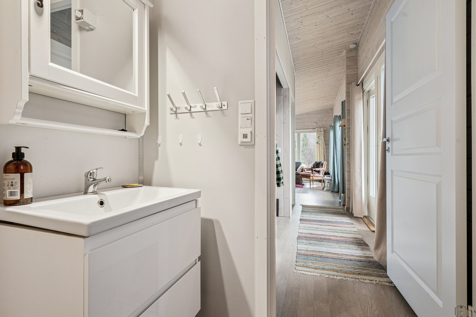 Det er enkel servant og speilskap. Galleribilde