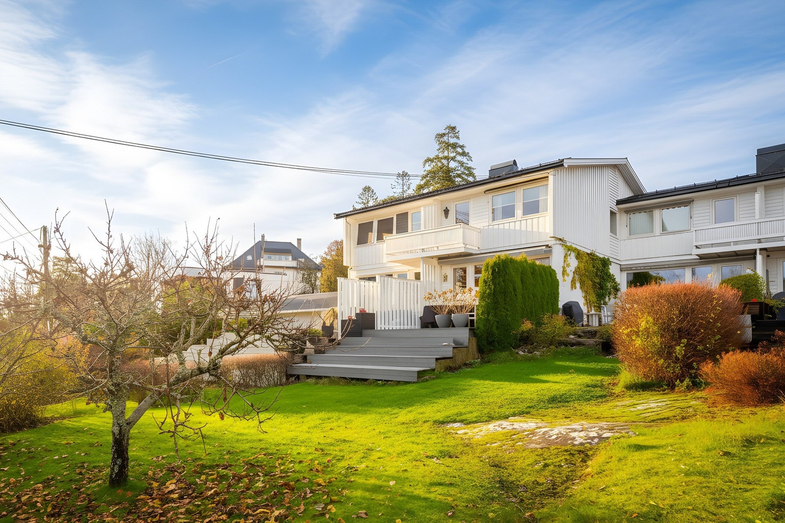 Huset ligger høyt i terrenget og har flotte solforhold og luftig utsikt Galleribilde