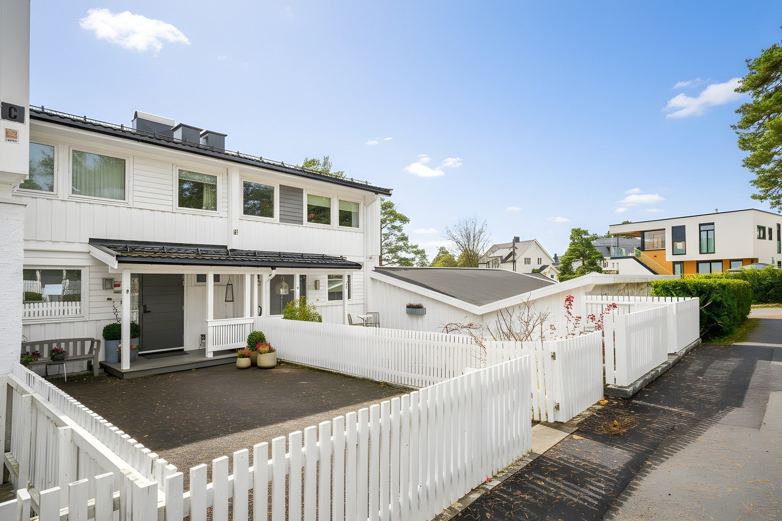 Inngangspartiet på østsiden er inngjerdet Galleribilde