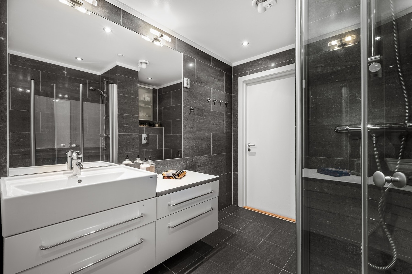 Varmekabler i gulv og downlights i himling Galleribilde