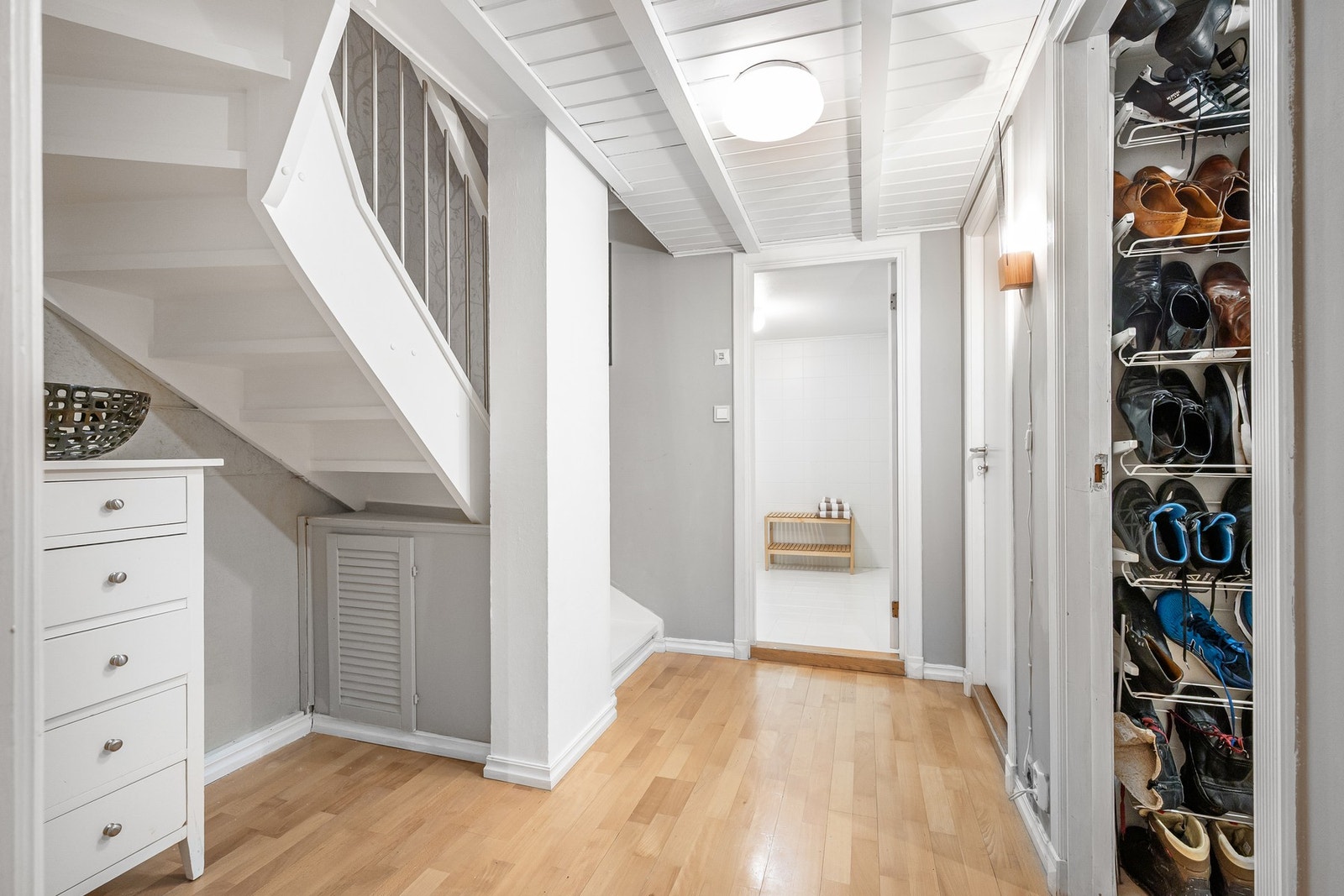 Videre byr kjelleren på bod, vaskerom, bad og badstue (ikke montert badstuovn) Galleribilde