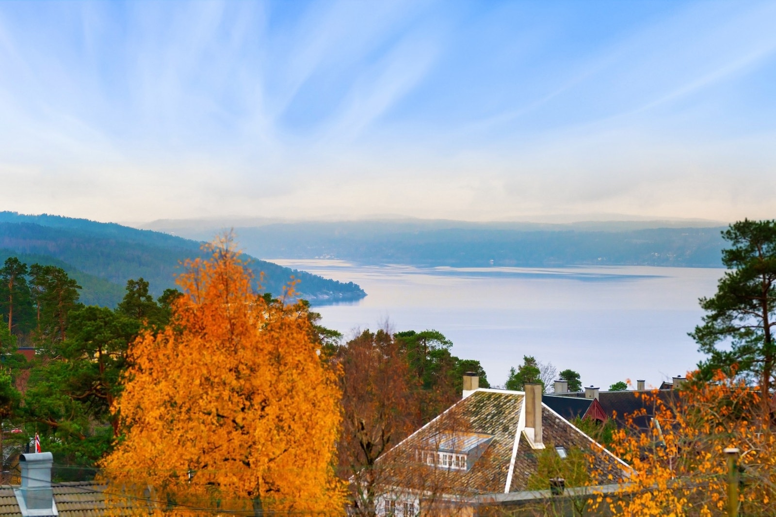 Vidstrakt utsikt over nærområdet og fjorden i syd og vest Galleribilde