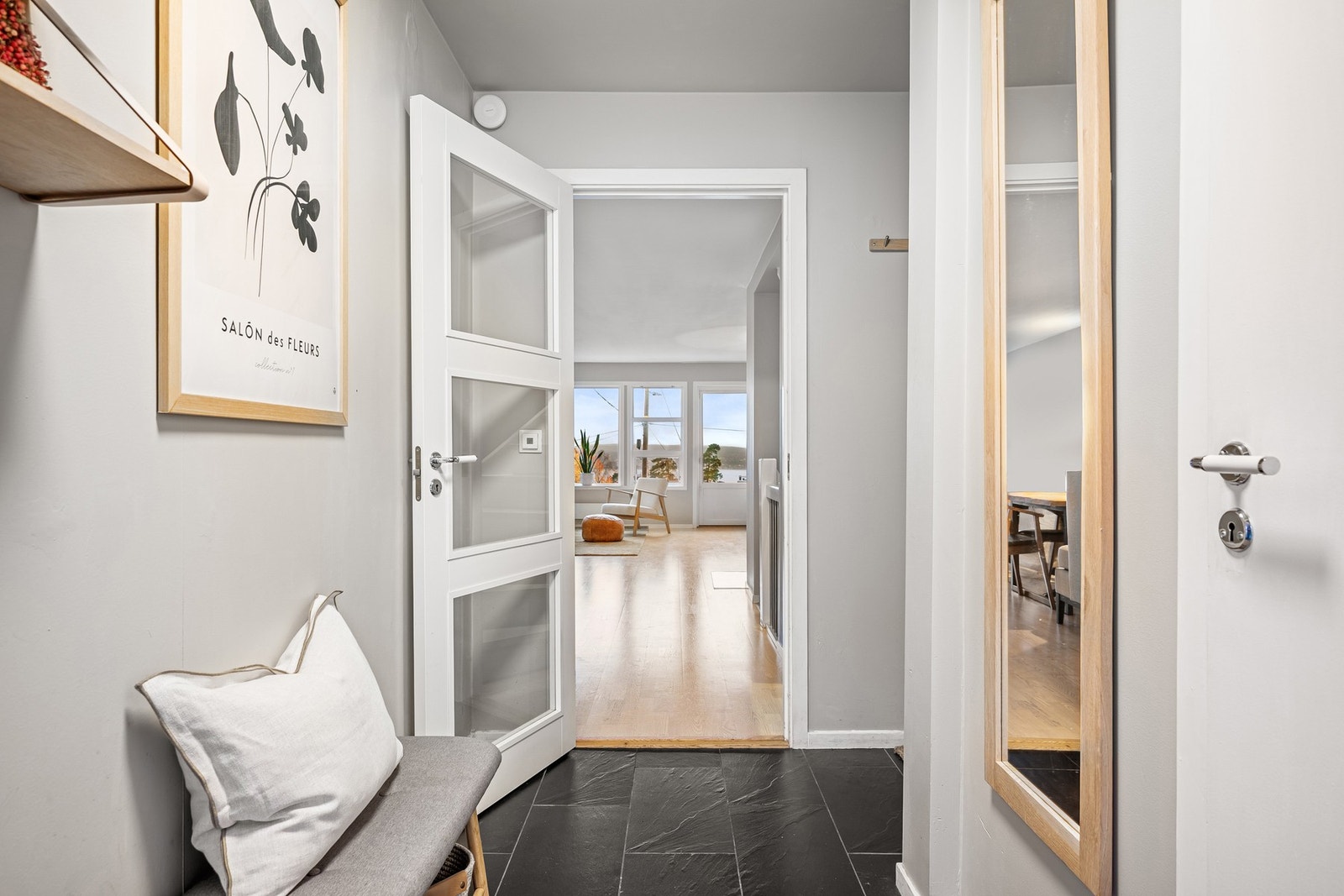 Entré/vindfang i 1.etasje Galleribilde