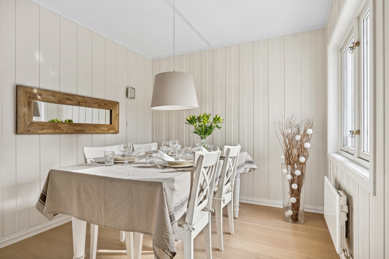 Praktisk spisestue vegg-i-vegg med kjøkken Galleribilde