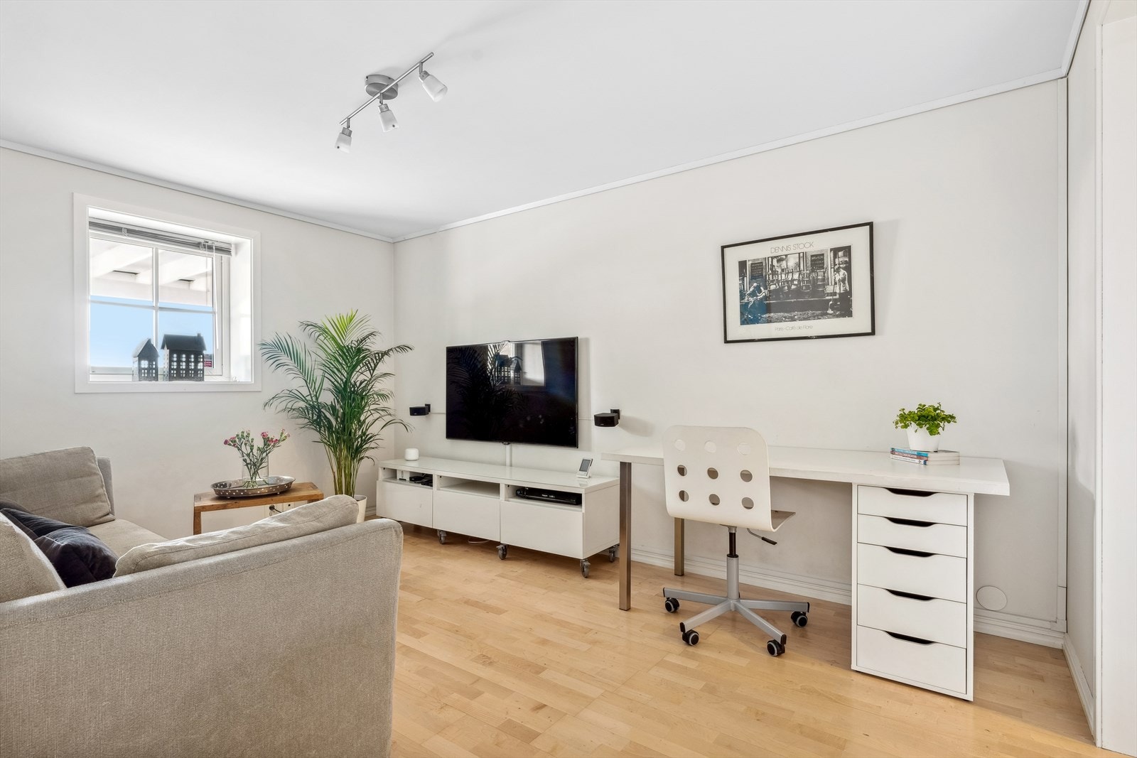 Det er adskilt en separat del av boligen bestående av stue, kjøkken, soverom, samt bad Galleribilde