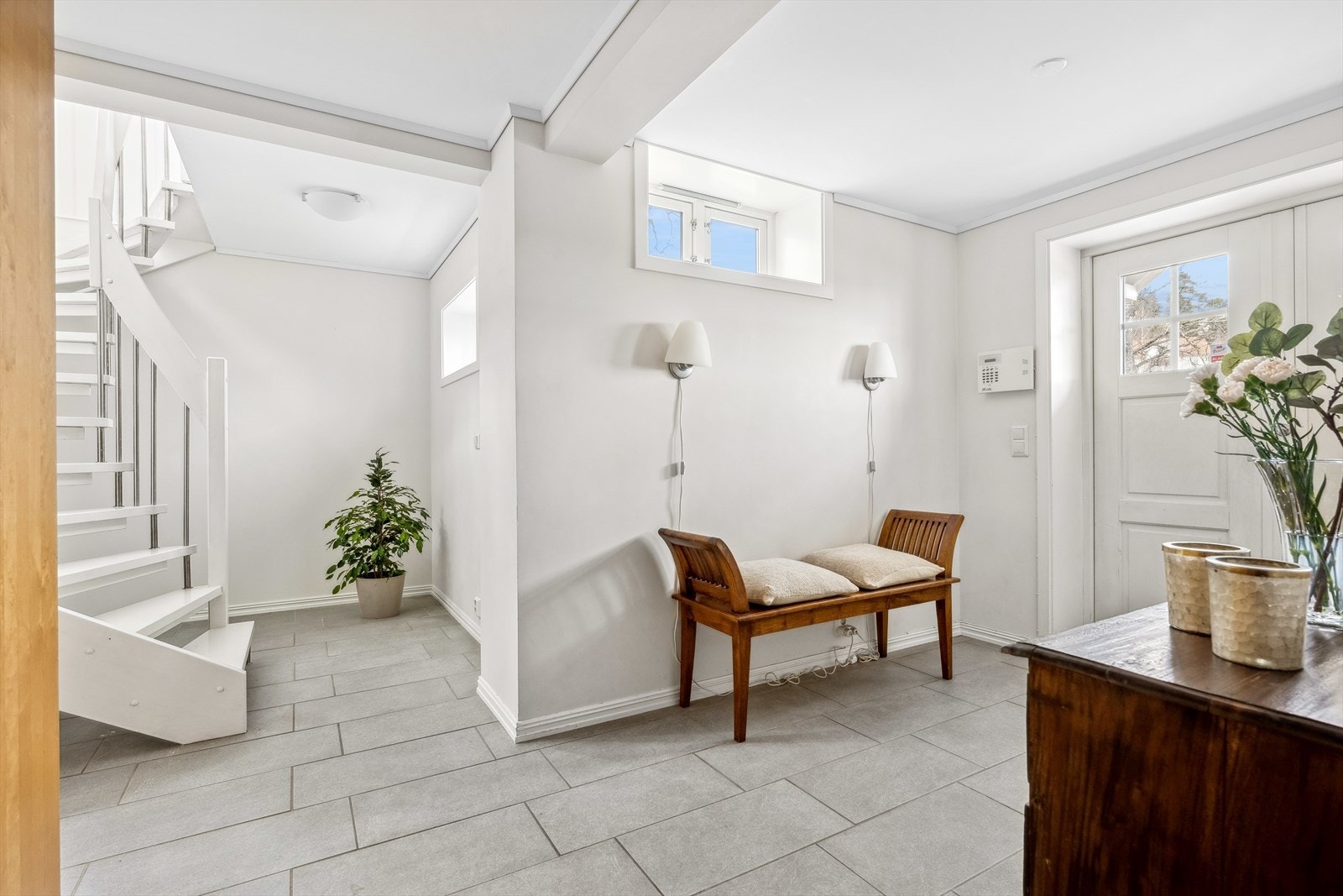 God plass til klesavheng, sko m.m. Galleribilde