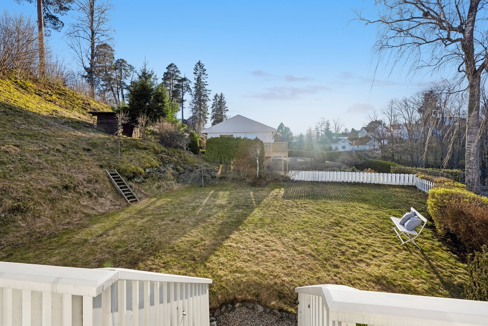 Stor og frodig hage - Her kan de yngste boltre seg i rolige og trygge omgivelser Galleribilde