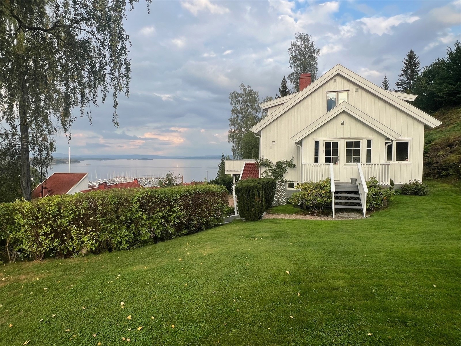 En svært innholdsrik og idyllisk beliggende enebolig over 3 plan Galleribilde