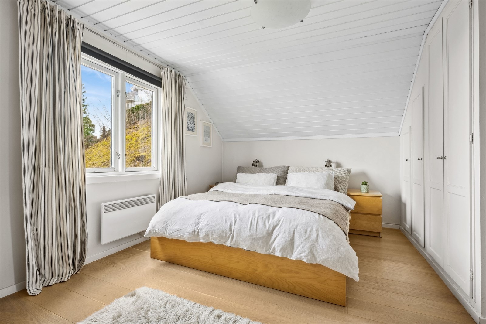 Soverom I/Hovedsoverom - Romslig soverom med god plass til dobbeltseng, nattbord, kommode/skap og annen soveromsinnredning Galleribilde