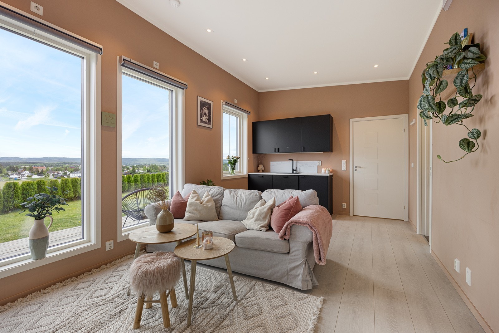 Rommet har store vinduer som byr på langstrakt, fin utsikt. I dag benyttes denne delen som en ekstra stue., men gir også en utleiemulighet. Galleribilde