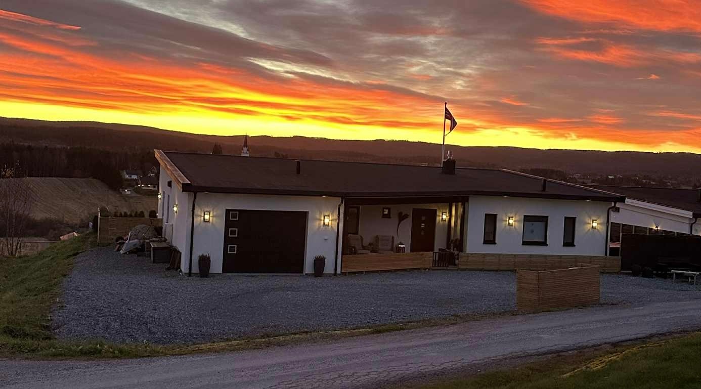 Aktiv Eiendomsmegling v/Kenneth Sverre har gleden av å presentere Skattumbakken 15! Foto: Svein Michaelsen Galleribilde