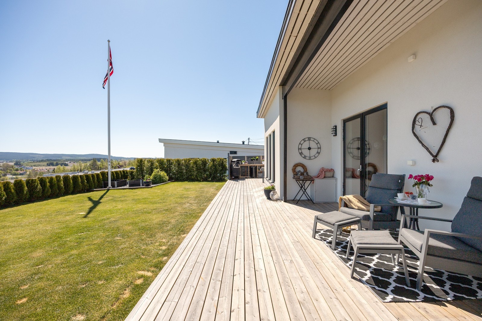 Eiendommen ligger landlig, barnevennlig og attraktivt til, og det kan stolt skiltes med upåklagelig solforhold og langstrakt, naturskjønn utsikt Galleribilde