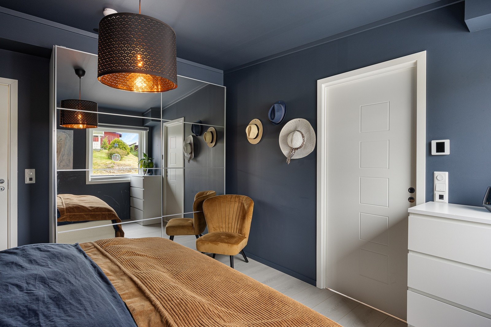 Det er skyvedørsgarderober på begge soverommene og i entreen, og boligen har for øvrig lagringsplass i garasjen. Galleribilde