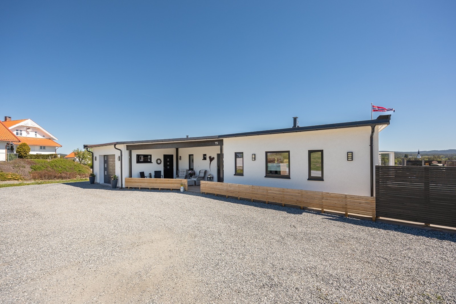 Det er parkering i en integrert garasje og på en stor, gruslagt gårdsplass. Galleribilde