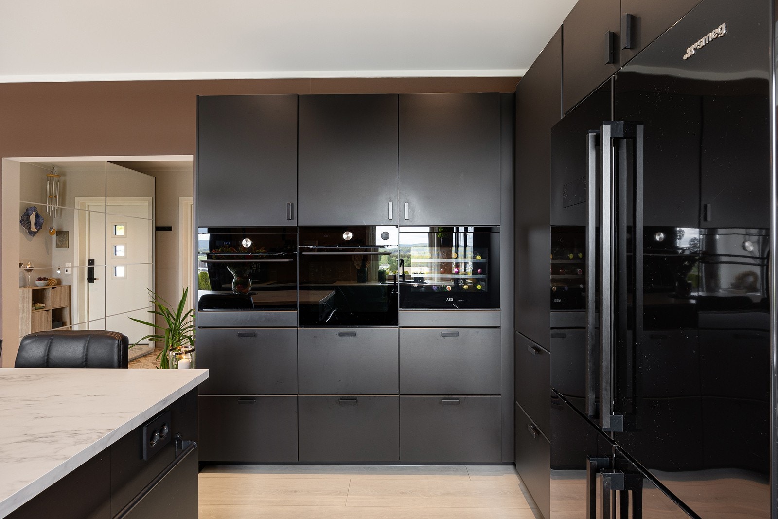 Kjøkkenet har et smakfullt og tidsmessig design med stramme linjer, stor kjøkkenøy og mye oppbevaringsplass. Galleribilde