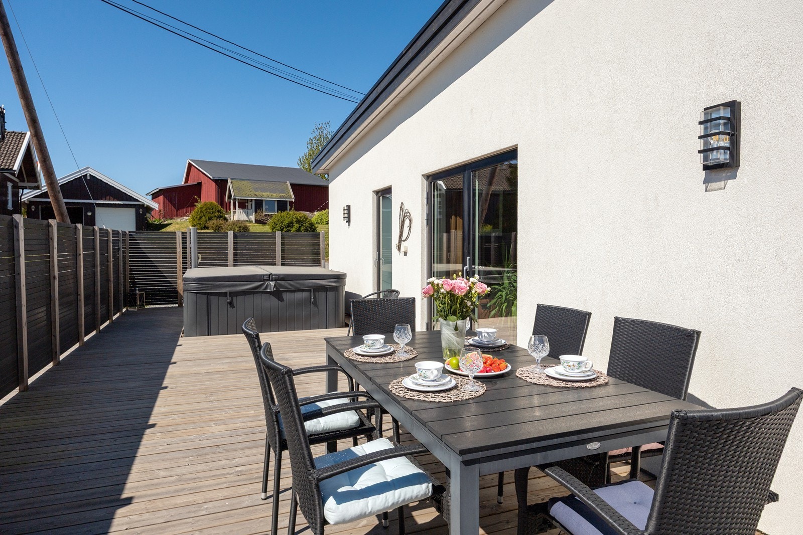 Høland Stadion ligger rett ved med flerbrukshall, treningssenter, fritidsklubb, spinningsal, aktivitetspark m.m. Kafeen er en naturlig møteplass i hverdagen. Galleribilde