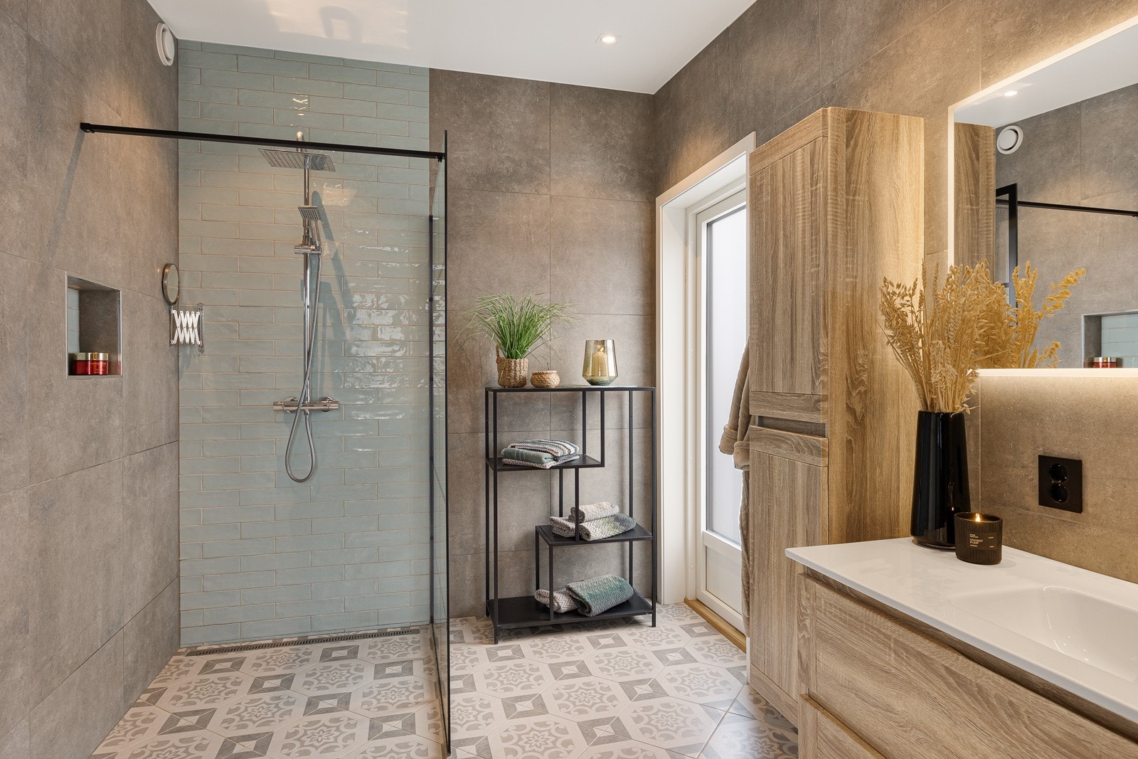 Badet innbyr til velvære og egentid. Her er det en flott baderomsinnredning, vegghengt toalett, dusjhjørne med regnfallsdusj og utgang til terrassen med jacuzzi. Galleribilde