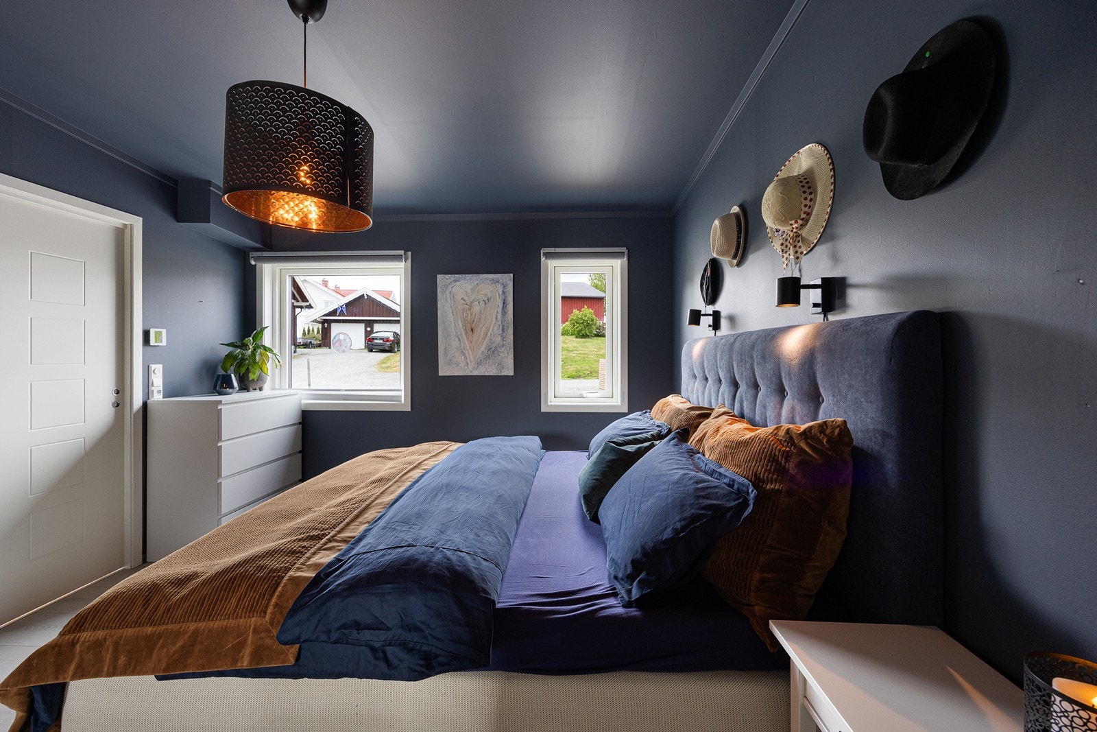 Både veggene og himlingen på hovedsoverommet er malt opp i en dyp blåtone. Galleribilde